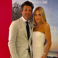 Jillian Fink sudah lama ngefans bintang Greys Anatomy Patrick Dempsey. Saat tahu sang idola melakukan reservasi untuk potong rambut di tempatnya, Jillian langsung kegirangan. Dia pun mencoba menggoda Patrick saat memotong rambutnya dan beruntung, gayung bersambut. Patrick dan Jillian menkahpada 1999 dan dikaruniai 3 anak. Foto: Instagram