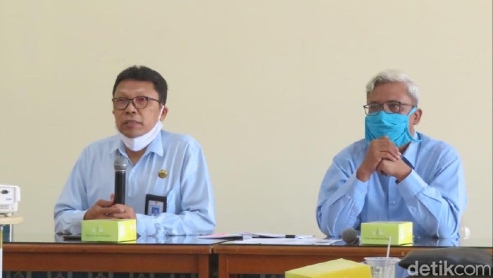 Kepala Dinas Pariwisata DIY, Singgih Rahardjo (kiri) saat memberikan keterangan