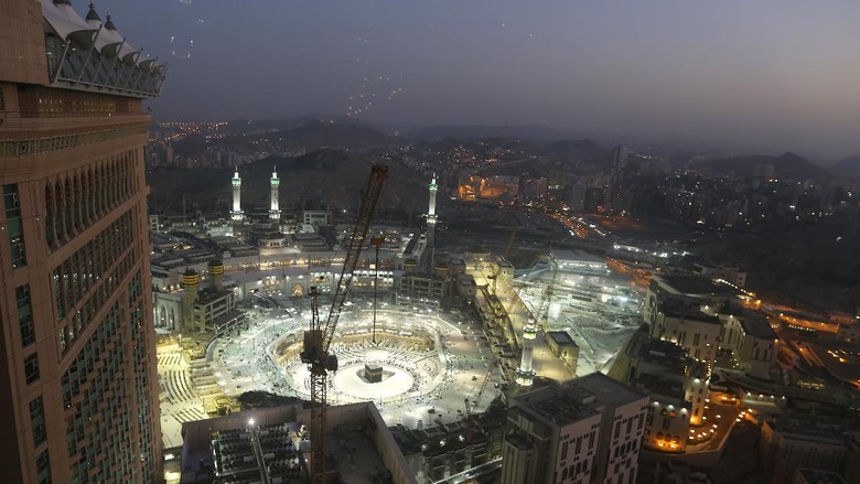 Suasana di Masjidil Haram, Mekah, saat pandemi Corona FILE - In this March 7, 2020 file photo, the sun sets at the site of the Grand Mosque, in the Muslim holy city of Mecca, Saudi Arabia, as authorities emptied Islams holiest site for sterilization over fears of the new coronavirus. This was supposed to be Saudi Arabias year to shine as host of the prestigious G20 gathering of world leaders. Instead, due to the pandemic, the gathering this November will likely be a virtual meet-up, stripping its host of the pomp that would have accompanied televised arrivals on Riyadhs tarmac. Even the upcoming hajj pilgrimage faces the possibility of being canceled or dramatically pared down. (AP Photo/Amr Nabil, File)