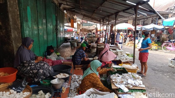 Suasana Pasar Kangkung, Kendal, Selasa (23/6/2020).