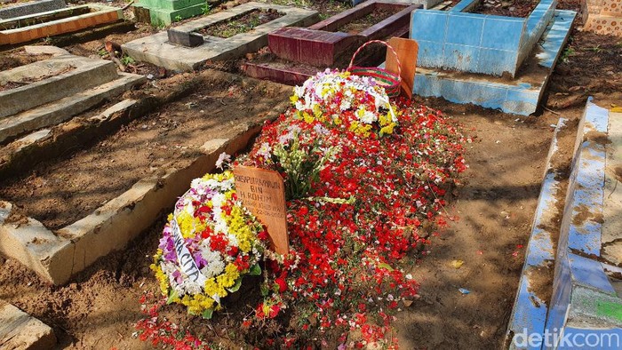 Suasana rumah duka Serda Saputra, Babinsa Pekojan Tambora, Kodim 0503/JB, yang tewas ditusuk.