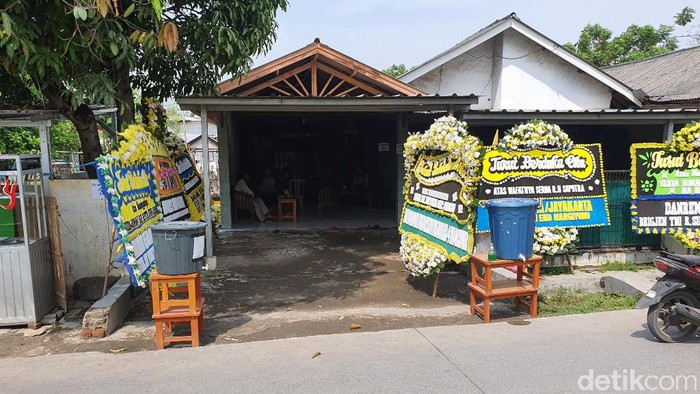 Suasana rumah duka Serda Saputra, Babinsa Pekojan Tambora, Kodim 0503/JB, yang tewas ditusuk.
