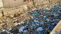 Sungai yang Menjijikkan Penuh Sampah Cemari Laut Pesisir Pasuruan
