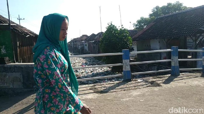 sungai penuh sampah di pasuruan
