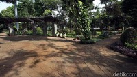 Kini taman yang biasanya ramai oleh aktivitas warga tampak sepi.