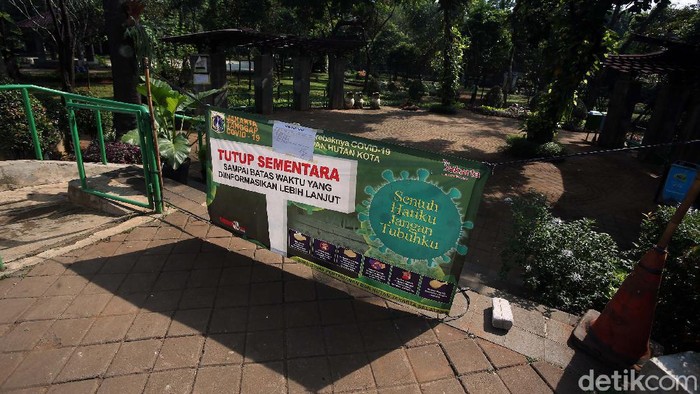 Taman Tanjung Jakarta Selatan Seorang petugas sedang menyiram tanaman di kawasan Taman Tanjung, Jakarta, Selasa (23/6/2020). Taman di kawasan Pasar Minggu itu masih tutup akibat pandemi COVID-19.