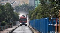 Penyemprotan dilakukan di setiap jalur bus.