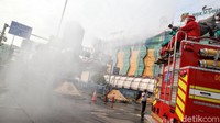 Sebanyak 76 personel dari Dinas Penanggulangan Kebakaran dan Penyelamatan (Dinas Gulkarmat) Jakarta Selatan melakukan kegiatan sterilisasi ini.