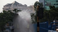 Saat ini Dinas Penanggulangan Kebakaran dan Penyelamatan sedang memprioritaskan sterilisasi di sejumlah pusat keramaian DKI Jakarta, seperti kawasan pasar, rumah ibadah, dan terminal.