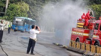 Kepala Dinas Gulkarmat Satriadi Gunawan menjamin cairan disinfektan yang digunakan aman bagi kesehatan. Ia menyebut komposisi cairan disinfektan terdiri atas 60 persen kaporit sesuai anjuran Kementerian Kesehatan dan Dinkes DKI.