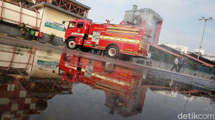 Terminal Blok M Disemprot Disinfektan Petugas pemadam kebakaran DKI Jakarta menyemprotkan cairan disinfektan ke kawasan terminal Blok M, Jakarta Selatan, Selasa (23/6/2020). Tindakan tersebut terkait upaya pencegahan virus COVID-19.