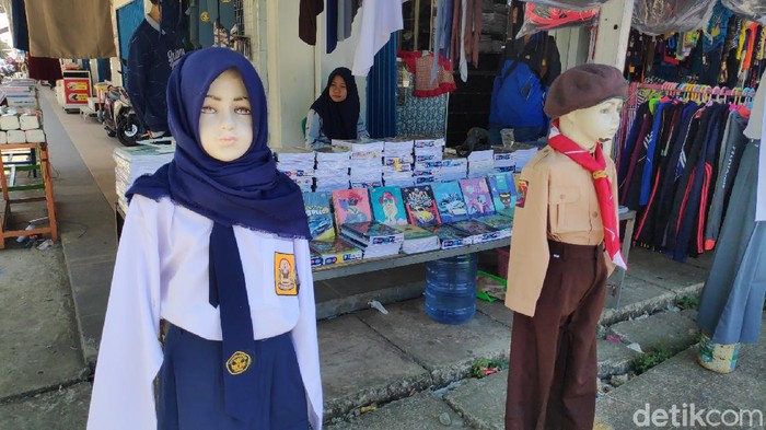 Toko perlengkapan alat sekolah di Maros sepi pengunjung jelang tahun ajaran baru (Bakrie-detikcom).