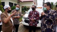 Direktur Administrasi, Korporasi dan Hubungan Eksternal PT Toyota Motor Manufacturing Indonesia (TMMIN) Bob Azam (kanan) saat memperlihatkan Kijang Innova Ambulance yang merupakan bagian dari donasi penanggulangan pandemi Covid-19 Toyota Indonesia untuk Pondok Pesantren (Ponpes) An Nawawi Tanara, Banten kepada KH. Ahmad Syauqi, selaku Pimpinan Ponpes An Nawawi Tanara (kiri) dan pejabat instansi terkait lainnya, di Banten, Selasa (23/6).