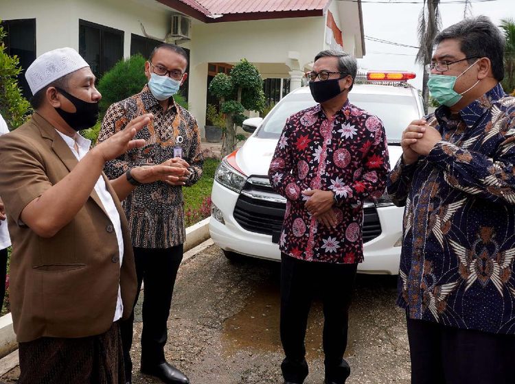 Toyota Sumbang Ambulans untuk Pesantren