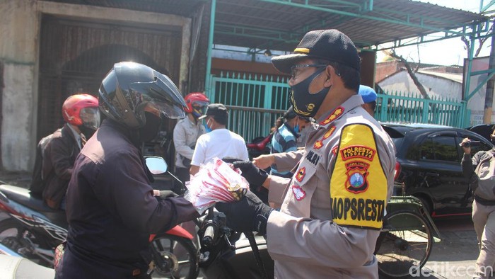 Pengendara di Sidoarjo yang tidak menggunakan masker di masa menuju new normal akan ditindak tegas. Mereka akan kena denda Rp 150 ribu.