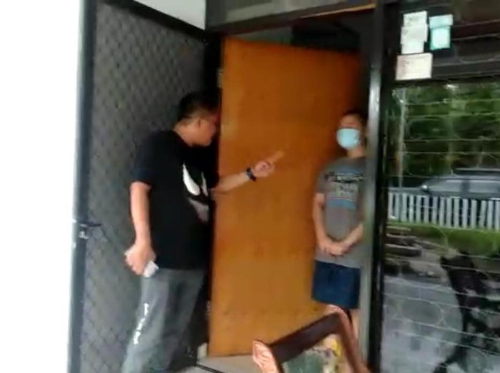 Viral Kabiro Humas Protokoler Pemprov Sulteng mendatangi rumah Bendum Gerindra Sulteng disertai ancaman saling bunuh (Screenshot video viral)