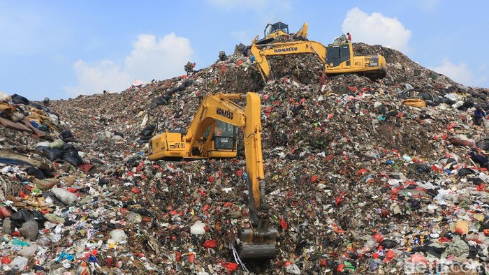 Pembatasan Sosial Berskala Besar (PSBB) membuat volume sampah di TPST Bantargebang menurun.