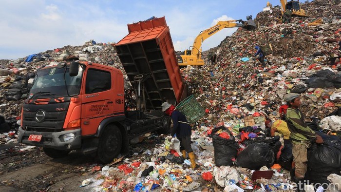 Volume Sampah di TPST Bantargebang Turun Pembatasan Sosial Berskala Besar (PSBB) membuat volume sampah di TPST Bantargebang menurun.