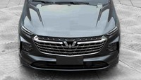 Tampak dalam foto tersebut, Victory sudah mengadopsi logo baru Wuling dengan kelir silver. Logo ini tampil selaras dengan desain grille besar berbentuk heksagonal dipadu empat bilah list chrome yang disusun secara horizontal. Foto: GM Authority