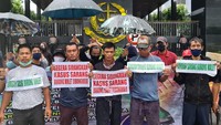 Para korban tersebut diantaranya Irwansyah Siregar, Dedi Muryadi, Dony Yefrizal Siregar dan M. Rusli Alimsyah mengaku kedatangannya ke Jakarta untuk mencari keadilan. Bahkan mereka memasang tenda dan membawa spanduk besar bertuliskan Dari Bengkulu Menuntut Keadilan Korban Penembakan Oleh Novel Baswedan.  Foto: dok. GAI