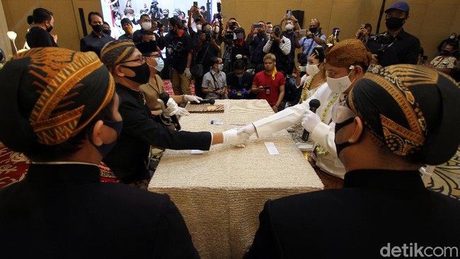 Sejumlah protokol kesehatan turut diterapkan dalam proses penyelenggaraan pernikahan di era new normal, mulai dari mengenakan masker hingga face shield atau pelindung wajah.