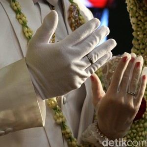 Beginilah Menikah Era New Normal, Pakai Cincin Kawin di Atas Sarung Tangan Beginilah Menikah Era New Normal, Pakai Cincin Kawin di Atas Sarung Tangan