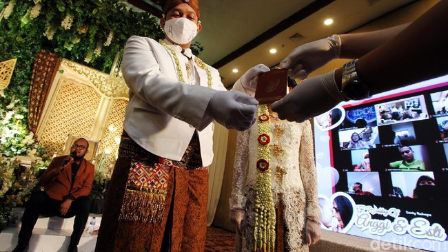 Selain mengenakan masker, pelaksanaan pernikahan yang digelar di The Sunan Hotel, Surakarta, Jawa Tengah, itu juga menerapkan physical distancing atau jaga jarak dengan membatasi kuota tamu dan keluarga.