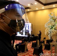 Selain pasangan pengantin dan tamu undangan, para kru hotel dan wedding organizer juga turut mengenakan masker dan pelindung wajah guna mengantisipasi penyebaran COVID-19.