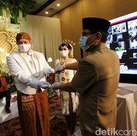 Selain mengenakan masker dan sarung tangan, protokol kesehatan yang diterapkan di pernikahan saat new normal itu adalah dengan mengganti acara syukuran seperti makan besar atau prasmanan dengan mengantarkan hidangan makanan ke rumah masing-masing tamu yang telah ditentukan oleh pihak keluarga.