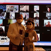 Meski jumlah tamu dan keluarga yang hadir di acara pernikahan dibatasi, pengantin tetap dapat bersilaturahmi dengan tamu lainnya secara virtual melalui panggilan video.