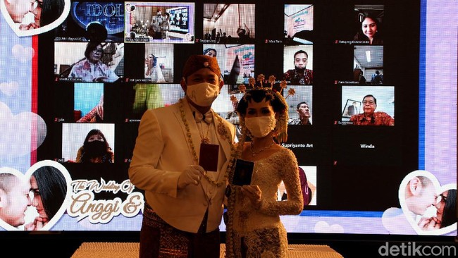 Meski jumlah tamu dan keluarga yang hadir di acara pernikahan dibatasi, pengantin tetap dapat bersilaturahmi dengan tamu lainnya secara virtual melalui panggilan video.