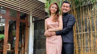 Di Instagram, tidak sedikit pria yang berharap ingin menjadi menantu Anjasmara karena melihat kecantikan Sasikirana. Foto: Instagram