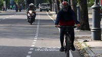 Jalanan yang ada di pusat Kota Bandung, menjadi trek favorit pesepeda.