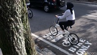 Bagi kalian yang hendak bersepeda di pusat Kota Bandung, jangan lupa gunakan jalur khusus sepeda agar lebih aman.