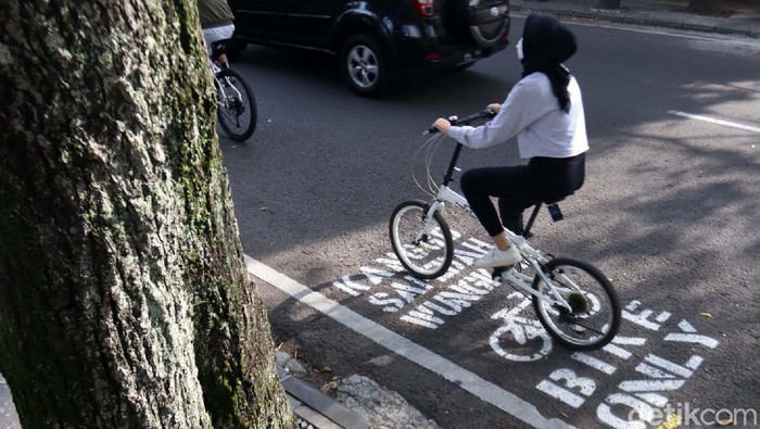 Begini Lho Jalur Sepeda di Pusat Kota Bandung Bersepeda menjadi gaya hidup baru, bagi warga Kota Bandung, Jawa Barat. Jalanan yang ada di pusat Kota Bandung, menjadi trek favorit bagi para pesepeda.