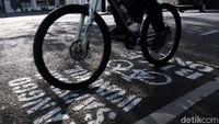 Jalur khusus sepeda itu bertuliskan Kanggo Sapedahan Wungkul-Bike Only.