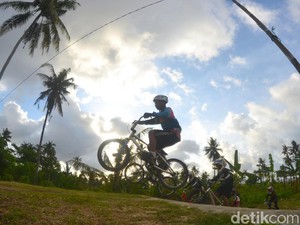 Mengintip Aksi Anak-anak Penggila BMX Minicross di Pangandaran