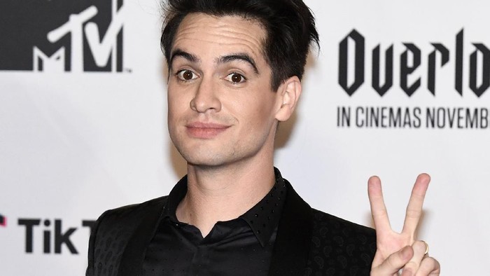 BILBAO, SPAIN - NOVEMBER 04:  Brendon Urie of Panic! at the Disco wins Best Alternative Award during the MTV EMAs 2018 at Bilbao Exhibition Centre on November 4, 2018 in Bilbao, Spain.  (Photo by Carlos Alvarez/Getty Images for MTV)