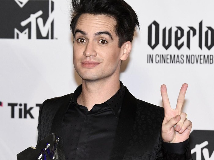 BILBAO, SPAIN - NOVEMBER 04:  Brendon Urie of Panic! at the Disco wins Best Alternative Award during the MTV EMAs 2018 at Bilbao Exhibition Centre on November 4, 2018 in Bilbao, Spain.  (Photo by Carlos Alvarez/Getty Images for MTV)
