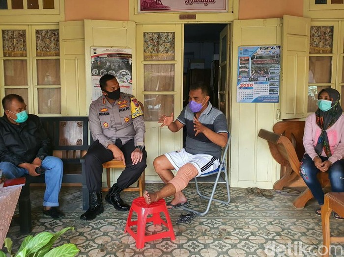 Paha kiri Kanit Sabhara Polsek Asembagus, Ipda Liskurahman tertembak pistolnya sendiri. Peristiwa itu terjadi saat ia menangkap seorang DPO curanmor.