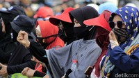 Aksi unjuk rasa ini merupakan yang pertama dilakukan di depan Gedung Sate selama pandemi COVID-19 berlangsung. Koordinator aksi mengimbau massa untuk melakukan social distancing.