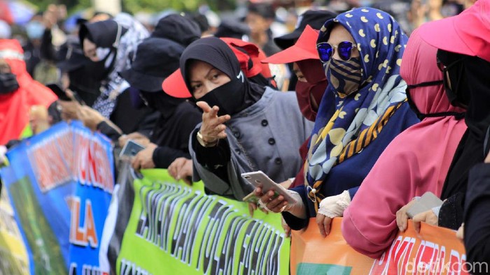Forum Ormas Islam Jawa Barat (Formasi Jabar) melakukan unjuk rasa di Gedung Sate, Kota Bandung, Rabu (24/6/2020). Mereka mengkritisi RUU HIP.
