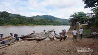 Mereka menuju tempat wisata itu ada dengan cara hiking, memakai sampan melalui sungai. Kendaraan mereka ditinggalkan di desa Gema.