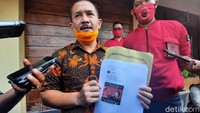 Ketua DPC PDIP Kota Yogyakarta Eko Suwanto menyambangi Mapolda DIY, hari ini, Rabu (24/6/2020). Kedatangannya untuk melaporkan tujuh akun media sosial ke Polda DIY. Diduga akun itu melanggar UU ITE dan menyebarkan ujaran kebencian.