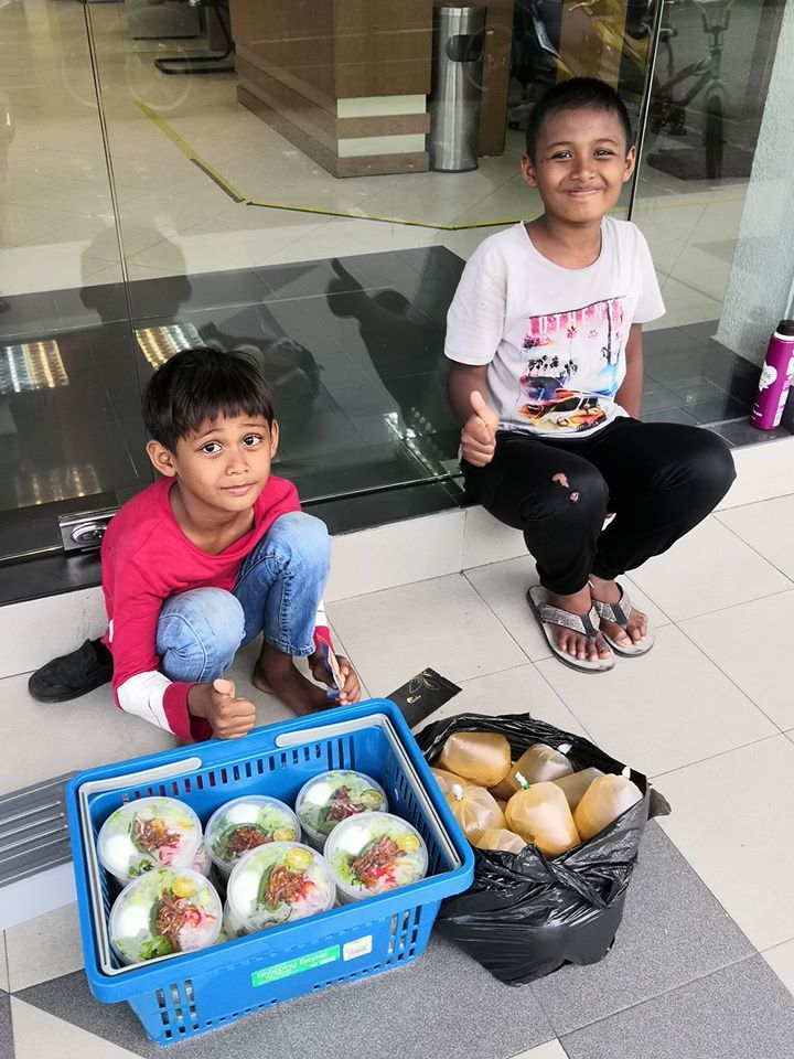 Dua Bocah Ini Giat Jualan Laksa