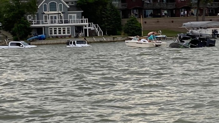 Dua Mobil Off Road Dipaksa Selamatkan Kapal Tenggelam di Danau