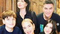 Dukagjin adalah ayah dari Dua Lipa dan dua saudara sang penyanyi. Dok. Instagram/dukagjinlipa