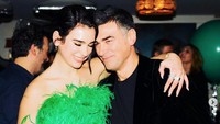 Banyak fans Dua Lipa yang salah fokus saat melihat sosok Dukagjin, ayah sang pelantun IDGAF tersebut. Dok. Instagram/dukagjinlipa