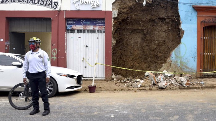 Gempa M 7,4 Guncang Meksiko A policeman removes rubble from a building damaged by an earthquake in Oaxaca, Mexico, Tuesday, June 23, 2020. The earthquake was centered near the resort of Huatulco, in the southern state of Oaxaca. (AP Photo/Luis Alberto Cruz Hernandez)