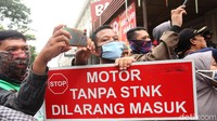 Kegiatan rekonstruksi tersebut menarik perhatian warga sekitar. Tak sedikit diantara mereka berupaya mengabadikan momen saat para pelaku kembali merekonstruksi aksi yang dilakukan saat mendatangi perumahan Green Lake City di Tangerang.